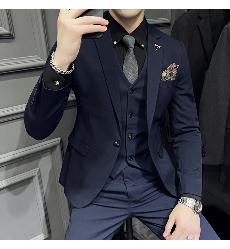 Ensemble de costume slim fit bleu marine pour homme comprenant un gilet et un pantalon assortis, une coupe sur mesure épurée, une texture discrète et un type de fermeture pour 9 pantalons courts à la cheville.