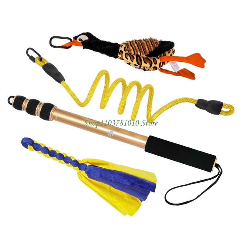 leurre de dressage rétractable pour chien comprenant un jouet en cordelette jaune et noire enroulée avec une tête de canard en peluche et plusieurs accessoires pour un jeu interactif