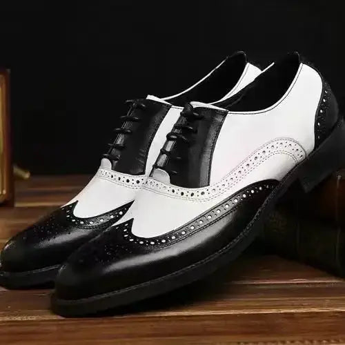 Zapatos de vestir tipo Oxford bicolor con costuras brogue para hombre, con cuero negro y blanco con detalles perforados para uso formal.
