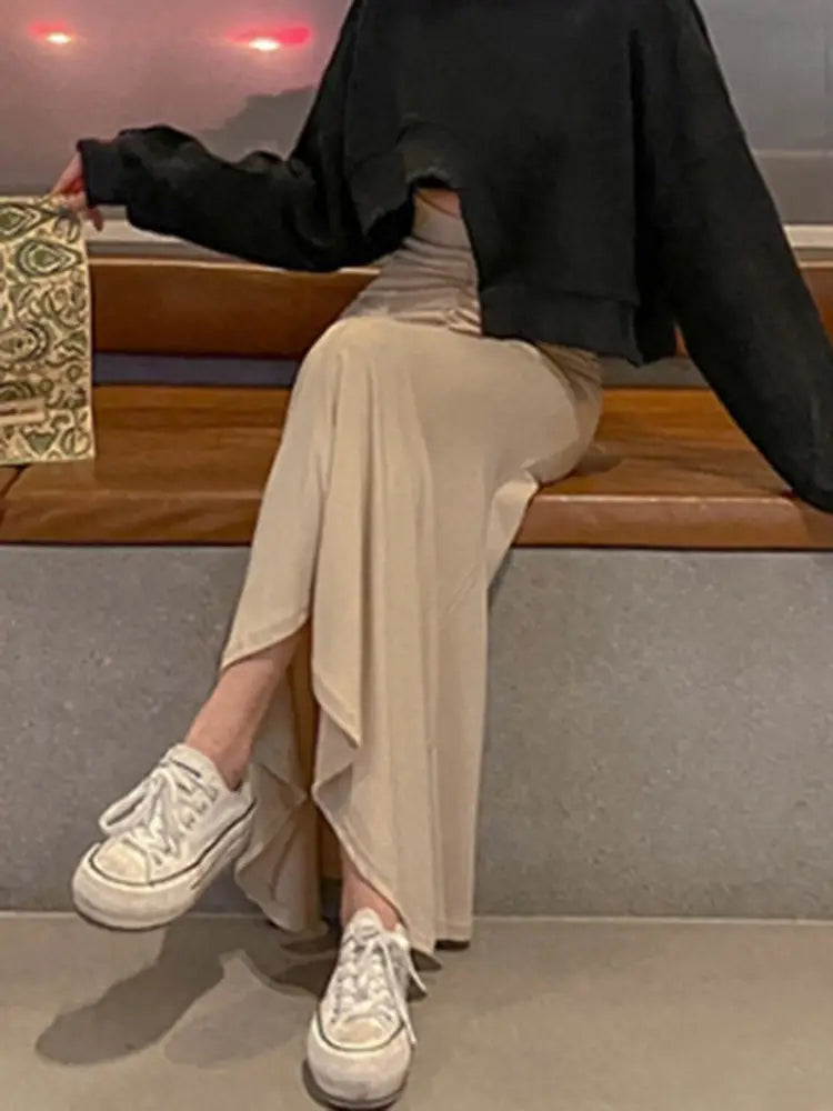 Beiger Rock mit hoher Taille und Faltenlegung mit seitlichem Schlitz, als Ergänzung zum Produkt „rosa geraffter Meerjungfrauen-Midirock mit hoher Taille“ dargestellt.
