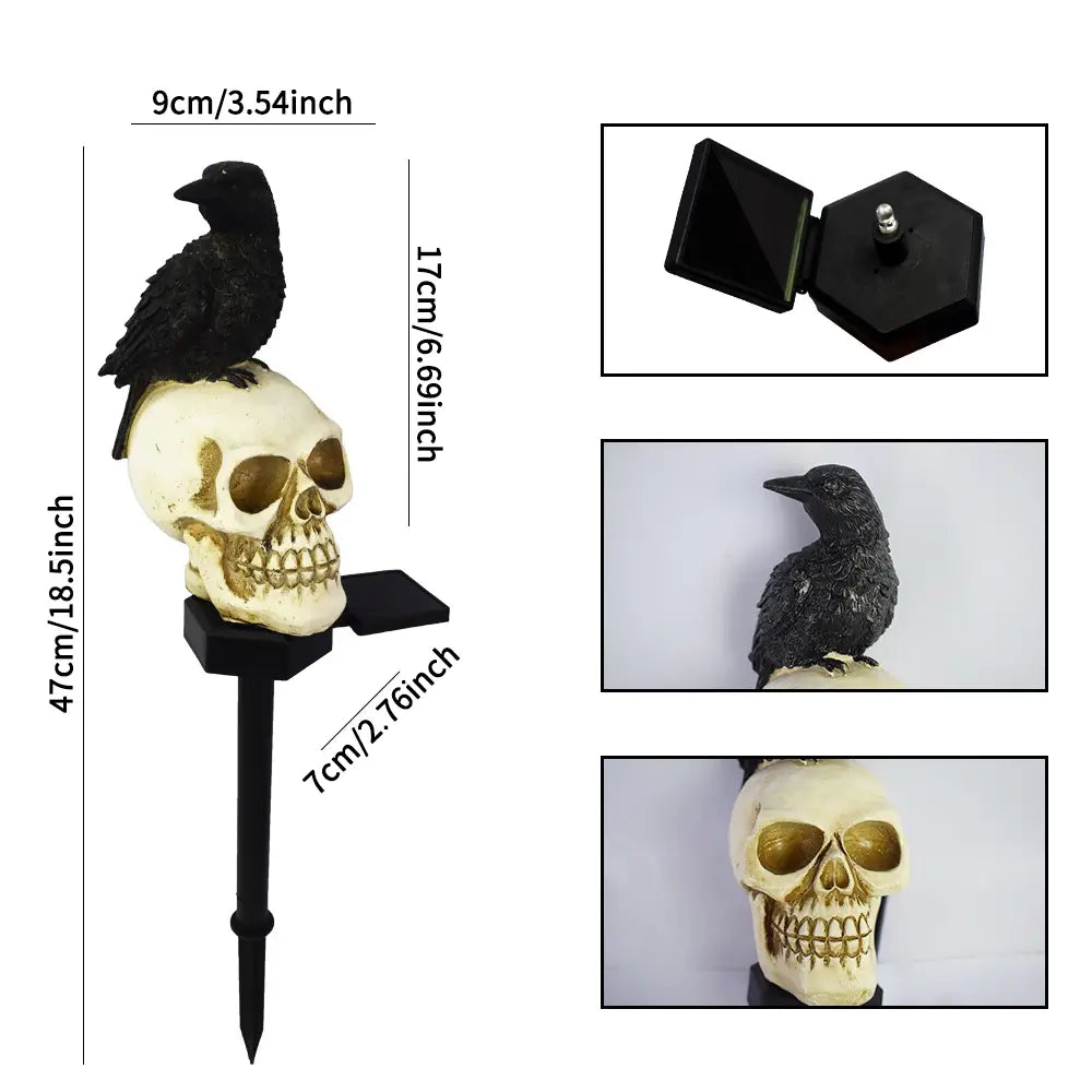 un corbeau noir perché au sommet d’un crâne blanc aux accents dorés, monté sur une tige de jardin noire à énergie solaire pour l’éclairage d’Halloween.