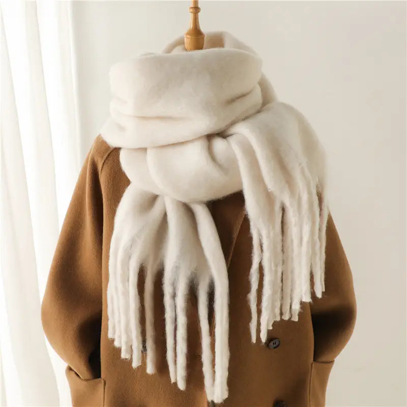 Ein cremefarbener, flauschiger Strick-Schal für Damen mit Cashmere-ähnlichem Gefühl für den Winter mit langen, weichen Fransen.