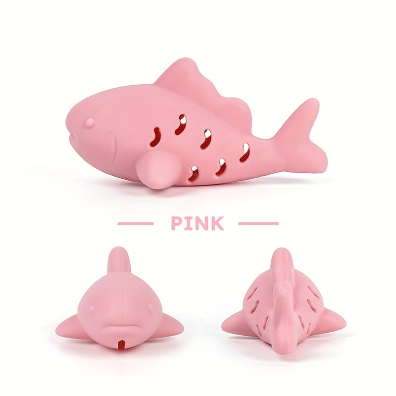 juguete dispensador de golosinas en forma de tiburón de silicona rosa para mascotas pequeñas, con cuerpo perforado y aletas redondeadas.
