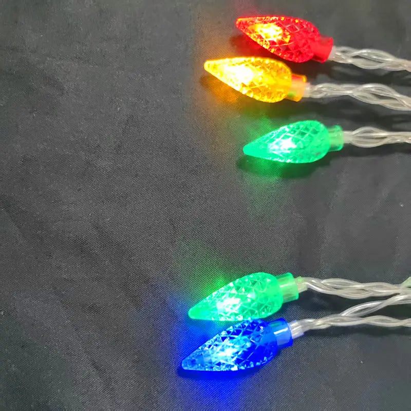RGB-LED-Weihnachts-Stringlights mit farbenfrohen facettierten Glühbirnen in Rot, Gelb, Grün und Blau, ideal für festliche Raumdekoration.