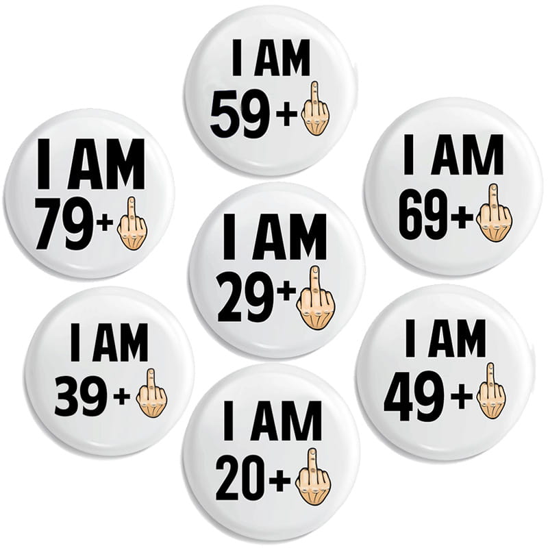 badges de broche d’anniversaire d’étape d’âge, blancs et circulaires, amusants, avec du texte noir et un graphisme de doigt d’honneur représentant divers âges, tels que « j’ai 20 ans et plus » ou « j’ai 79 ans et plus »