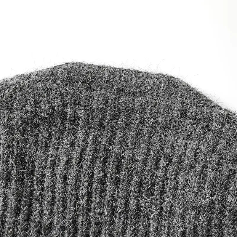 Eine strukturierte dunkelgraue Strickmütze mit geripptem Muster und leicht flauschigen Fasern, passend zum Herren-V-Ausschnitt-Strickcardigan