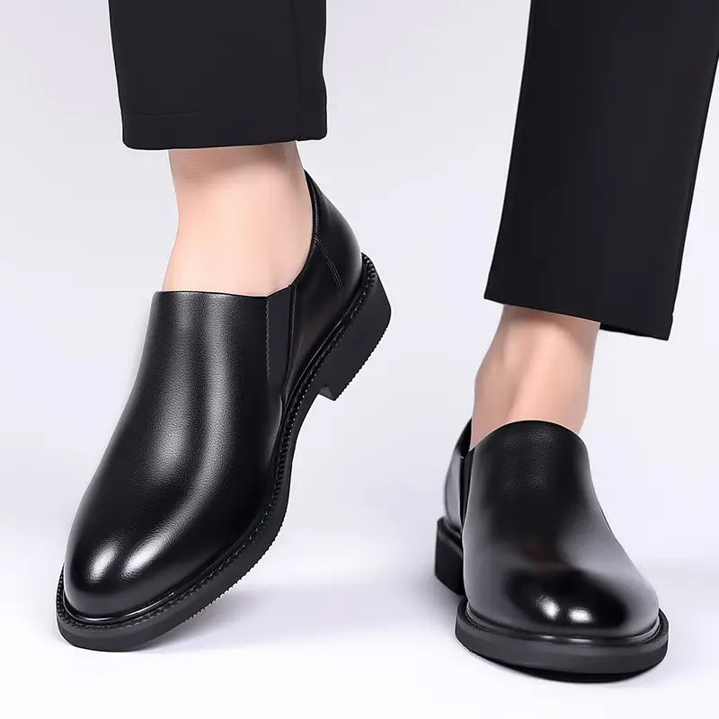 Chaussures habillées à enfiler en cuir pour hommes, noires, avec une finition polie et élégante et une semelle intérieure en caoutchouc à profil bas.