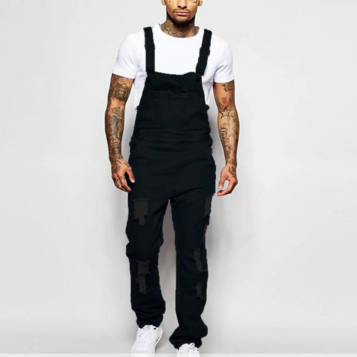 Männer zerrissene Jeans-Latzhosen: schwarzer lässiger Jumpsuit im Used-Look mit zerrissenen Applikationen auf den Beinen aus Denim.