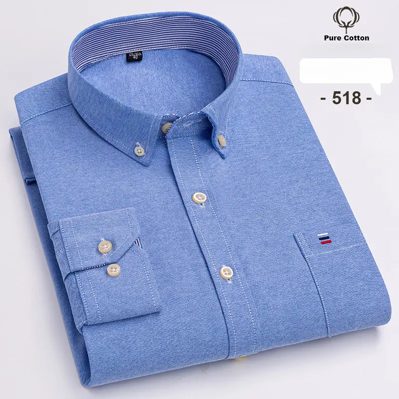 Chemise Oxford pour hommes en bleu clair, coupe slim, habillée, en coton 100 %, à manches longues, boutons beige, et tissage texturé discret.