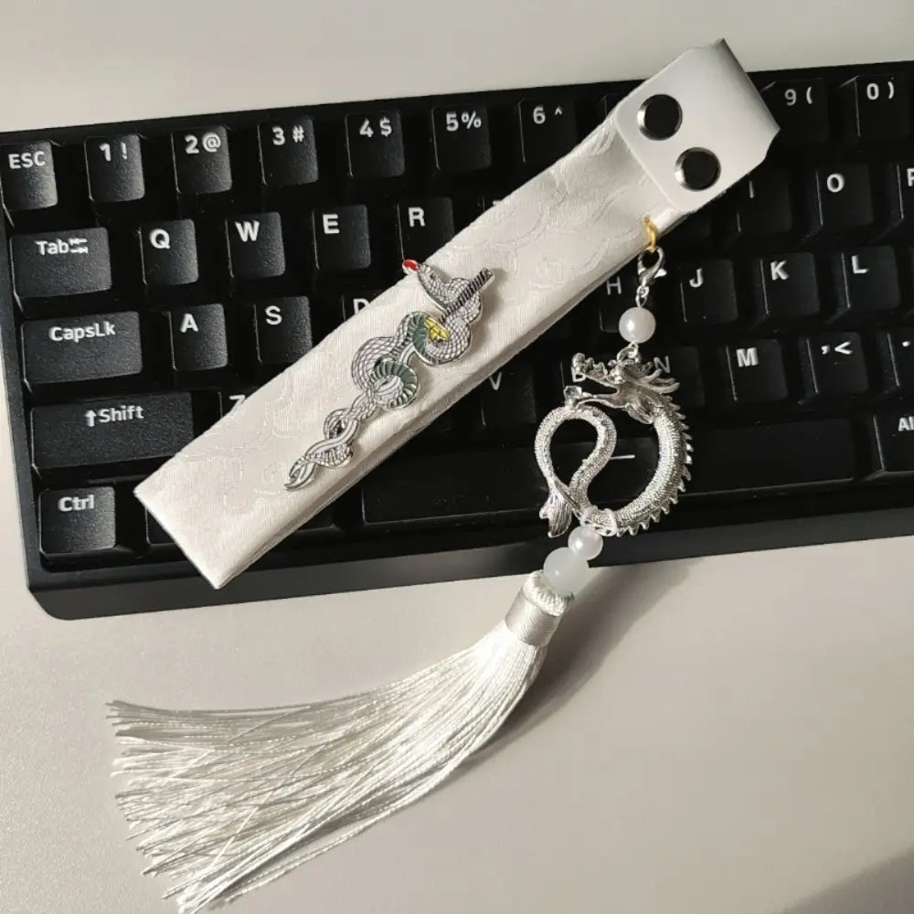 Marque-page en satin blanc avec broderies de dragon et de serpent, perles nacrées et pompon assorti, conçu pour la sangle personnalisée du modèle Ribbon Dragon du clavier Wooting.