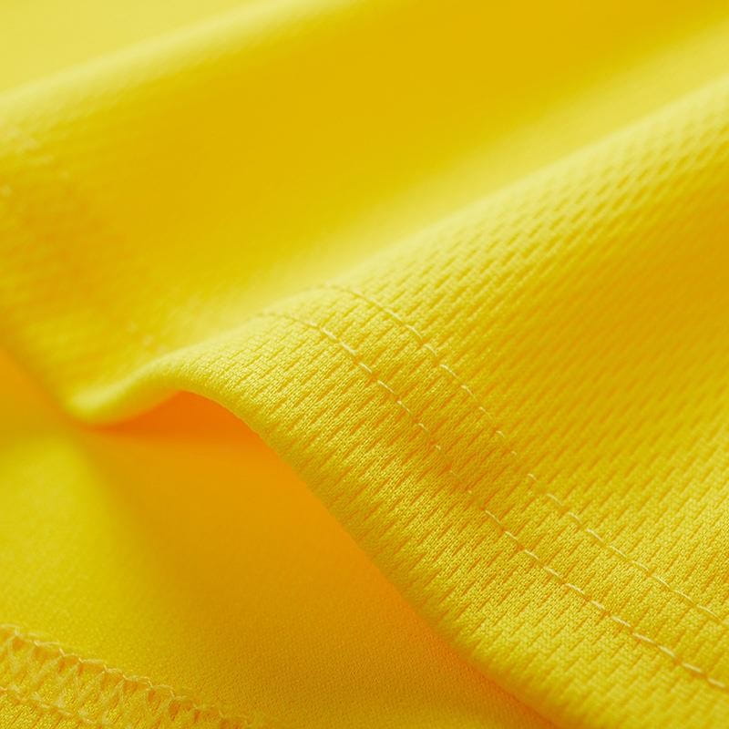 Débardeur de sport pour homme jaune vif, avec tissu athlétique respirant texturé, matériau à séchage rapide et couture soignée le long du pli.