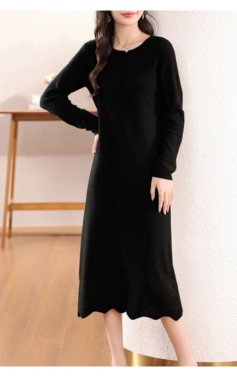 Schwarzes Wollstrickkleid mit langen Ärmeln, Rundhalsausschnitt und gesäumter Volantabschlusslinie in Midi-Länge.