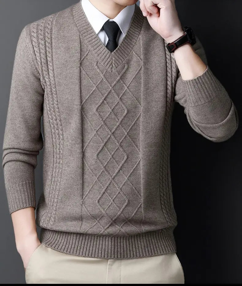 Ein Herren-V-Ausschnitt-Strickpullover in Taupe mit aufwendigen Diamant- und Zopfmuster-Designs, entworfen als lässiger Winterpullover.