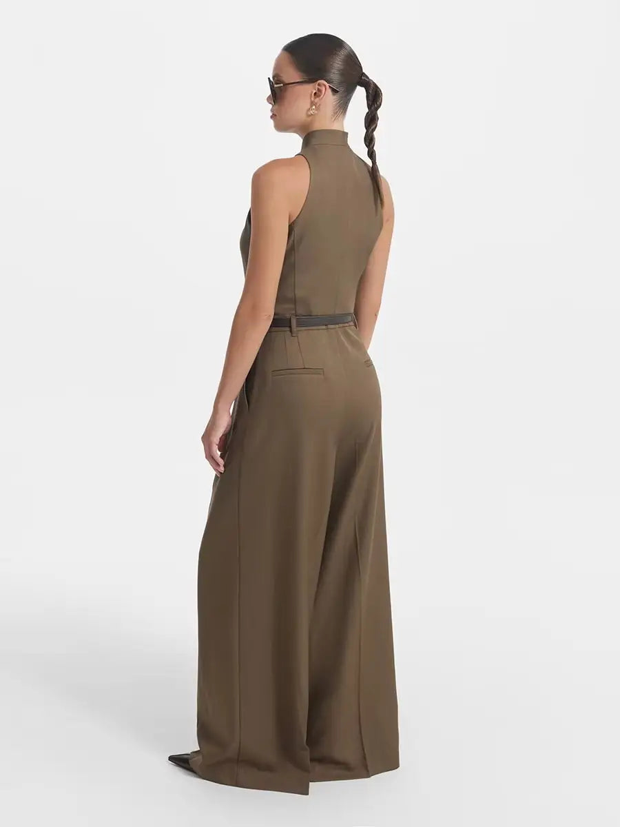 Une combinaison sans manches vert olive élégante, à col montant et pantalon à jambes larges, conçue pour des occasions élégantes.