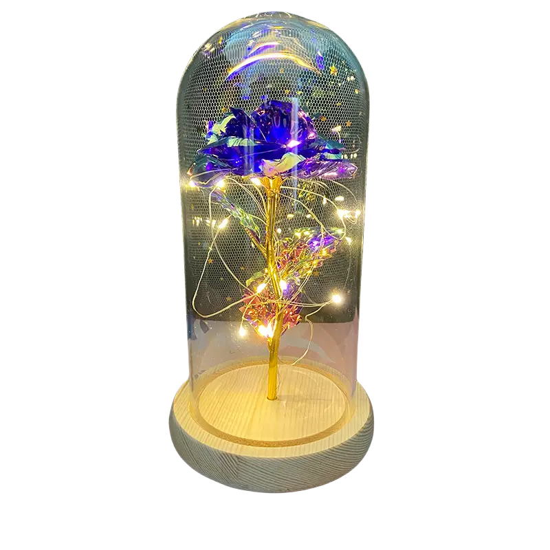 Eine leuchtend violette Rose mit goldenem Stiel, umschlossen in einer klaren Glaskuppel, beleuchtet von warmen LED-Feenlichtern, im „Eternal Gold Rose Glass Dome Led Light Gift“.