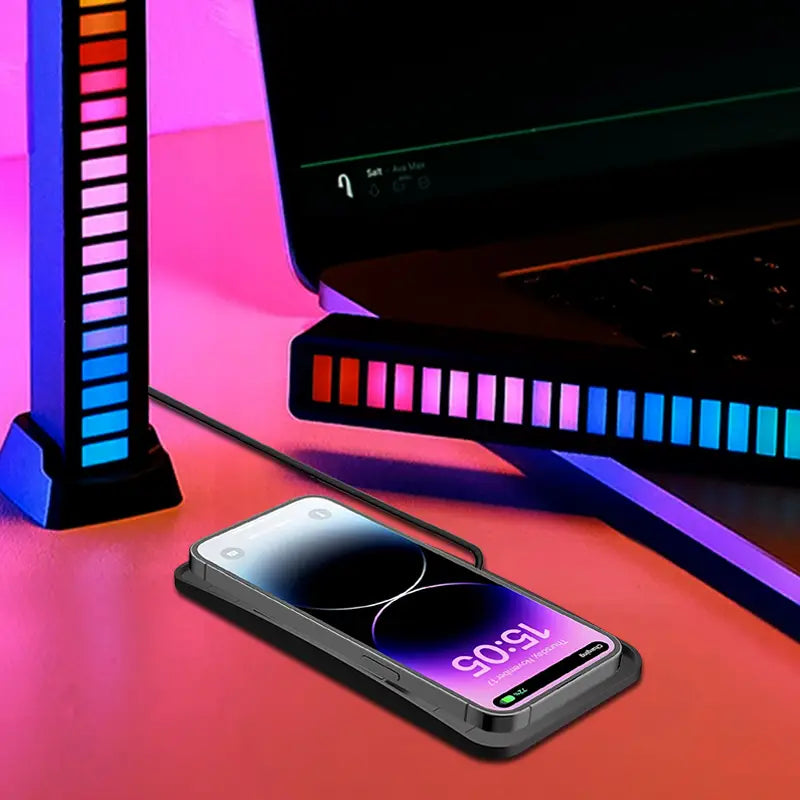 Schwarzes 15-W-Schnelllade-Wireless-Car-Ladepad mit eleganter, minimalistischer Gestaltung und dezenter strukturierter Oberfläche.