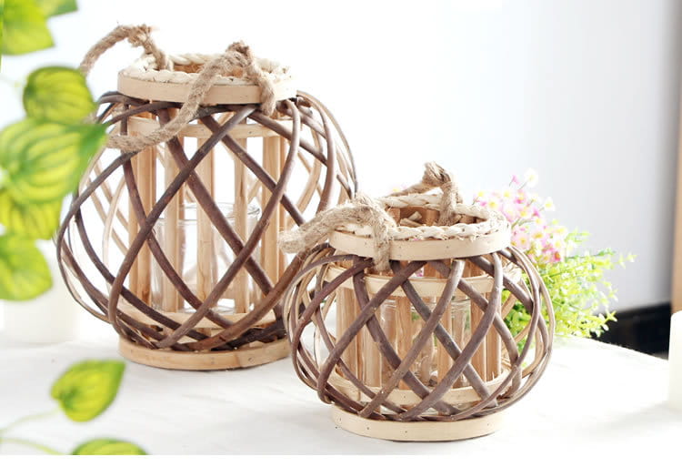 Deux porte-bougies rustiques en bambou tissé avec du bois naturel et une cordelette brune, présentant un design en treillis à croisillons et des poignées en corde, pour la décoration intérieure du domicile.