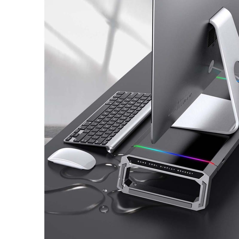 Support de moniteur RGB métallique argent avec station d’accueil USB et tiroir de rangement, doté d’une bande d’éclairage RGB à sa base pour améliorer l’organisation et l’esthétique d’une installation de jeu.