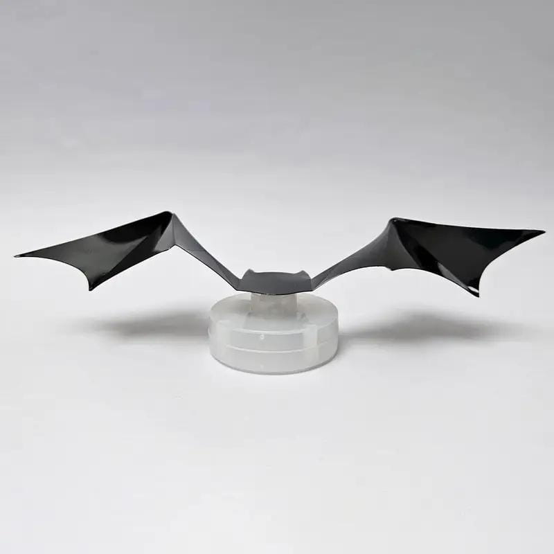 figura de lámpara de noche con alas de murciélago estereoscópicas LED, de material PET, negra y brillante, montada sobre una base de plástico transparente