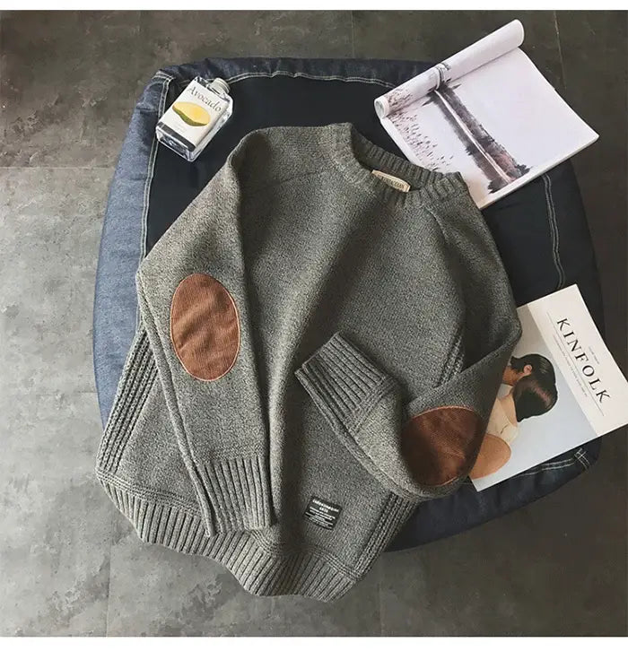 Pull en laine pour homme surdimensionné en maille décontractée, en gris, avec des patchs au niveau du coude en cuir marron et des poignets côtelés.