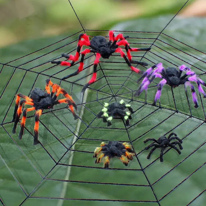 de fausses araignées en peluche noires et rouges, noires et orange, noires et violettes, ainsi que noires avec des pattes terminées par du jaune, disposées sur une toile d’araignée en fil pour une décoration d’Halloween, vues de face