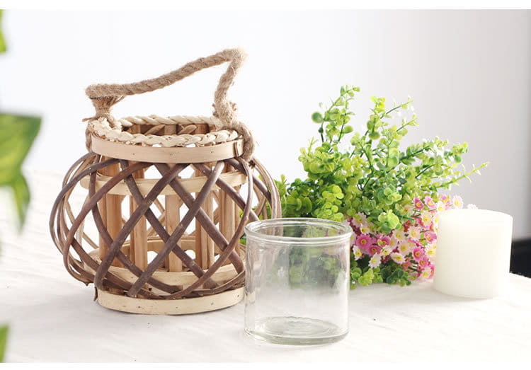Une lanterne en rotin, avec un cadre en bois naturel tissé et une poignée en corde, servant de porte-bougie en bambou tissé, pour la décoration intérieure du domicile, recevant des avis positifs.