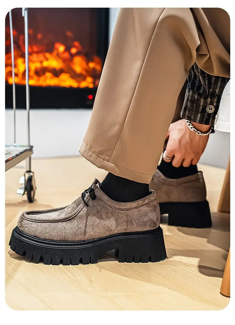 Mocassins à lacets en suède marron avec une semelle en caoutchouc noir massive, conçus comme des baskets décontractées à plateforme en suède à semelle épaisse pour hommes.