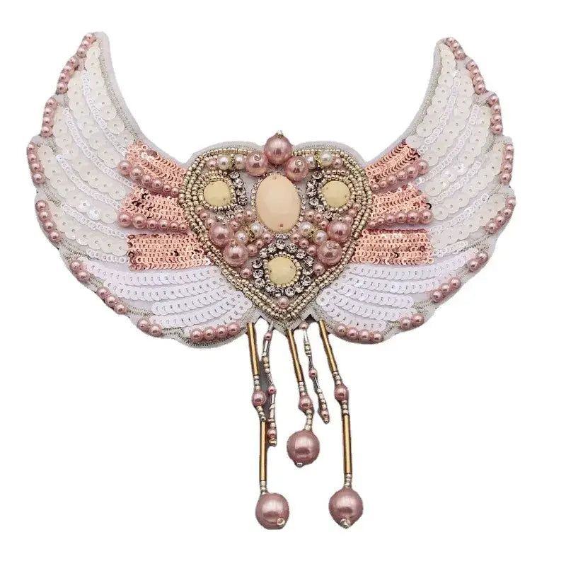 Pièce d’ornement délicate pour sac, broche en forme d’aile d’ange en perles rose et blanc, ornée de perles, de sequins et de perles pendantes.