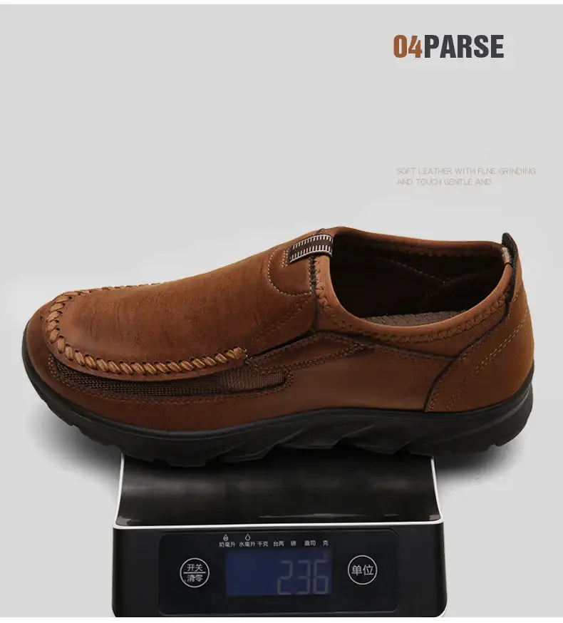 Mocassins homme décontractés en cuir à enfiler en marron, avec des détails cousus et une semelle en caoutchouc noir.