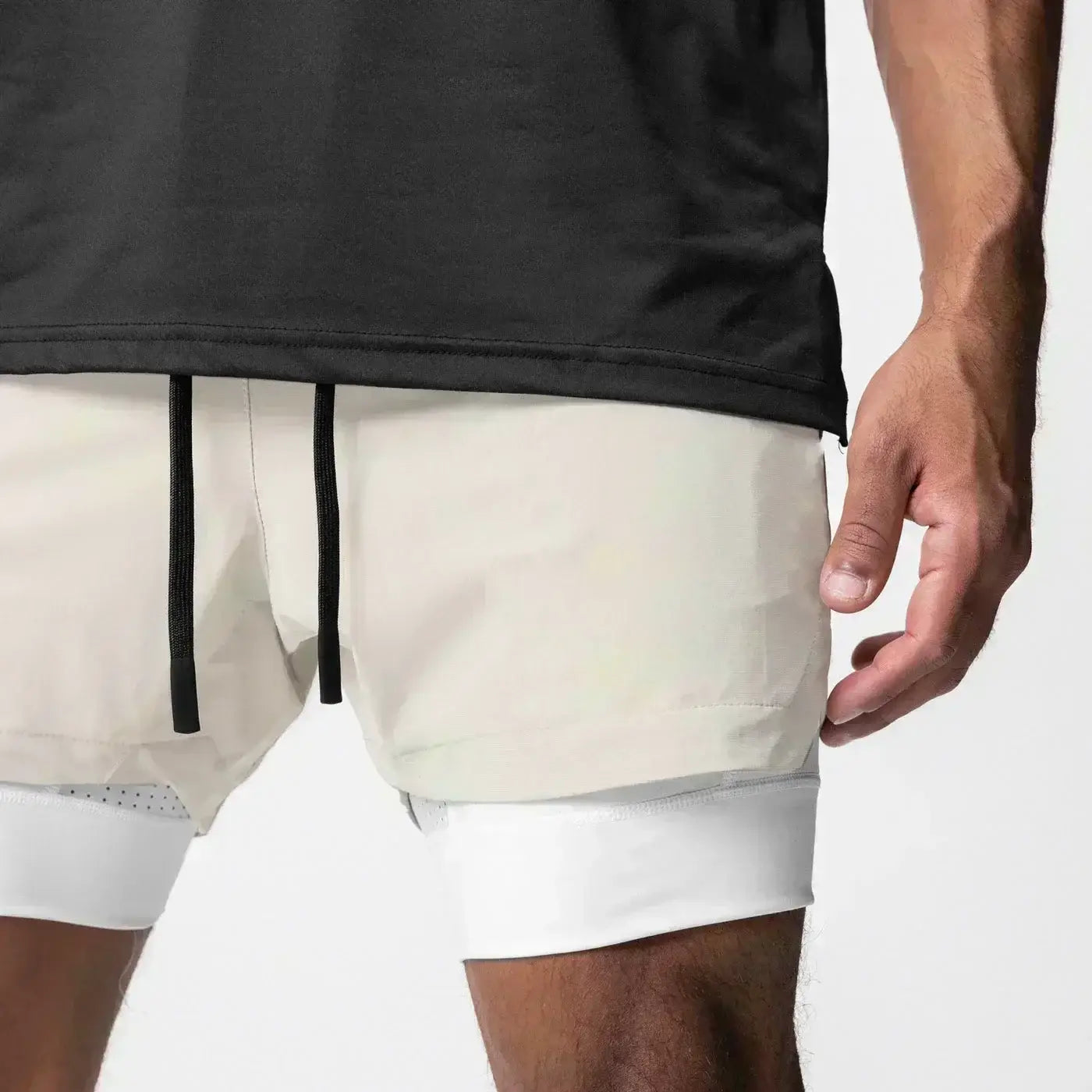 Hombres, pantalones cortos de entrenamiento para anime 2 en 1 de color crema para gimnasio con cintura elástica, cordones negros, panel lateral perforado y trabilla para la toalla.