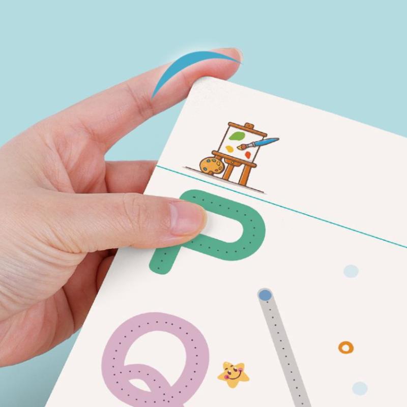 Ein weißes, wiederverwendbares Nachzeichnungs-Arbeitsheft für Kinder mit einem Arbeitsblatt für Kinder, das einen grünen Großbuchstaben p und einen violetten Kleinbuchstaben q zeigt, flankiert von farbenfrohen Cartoon-Illustrationen, einschließlich Staffelei des Künstlers und eines lächelnden Sterns mit gepunkteten Linien zum Buchstabenüben.