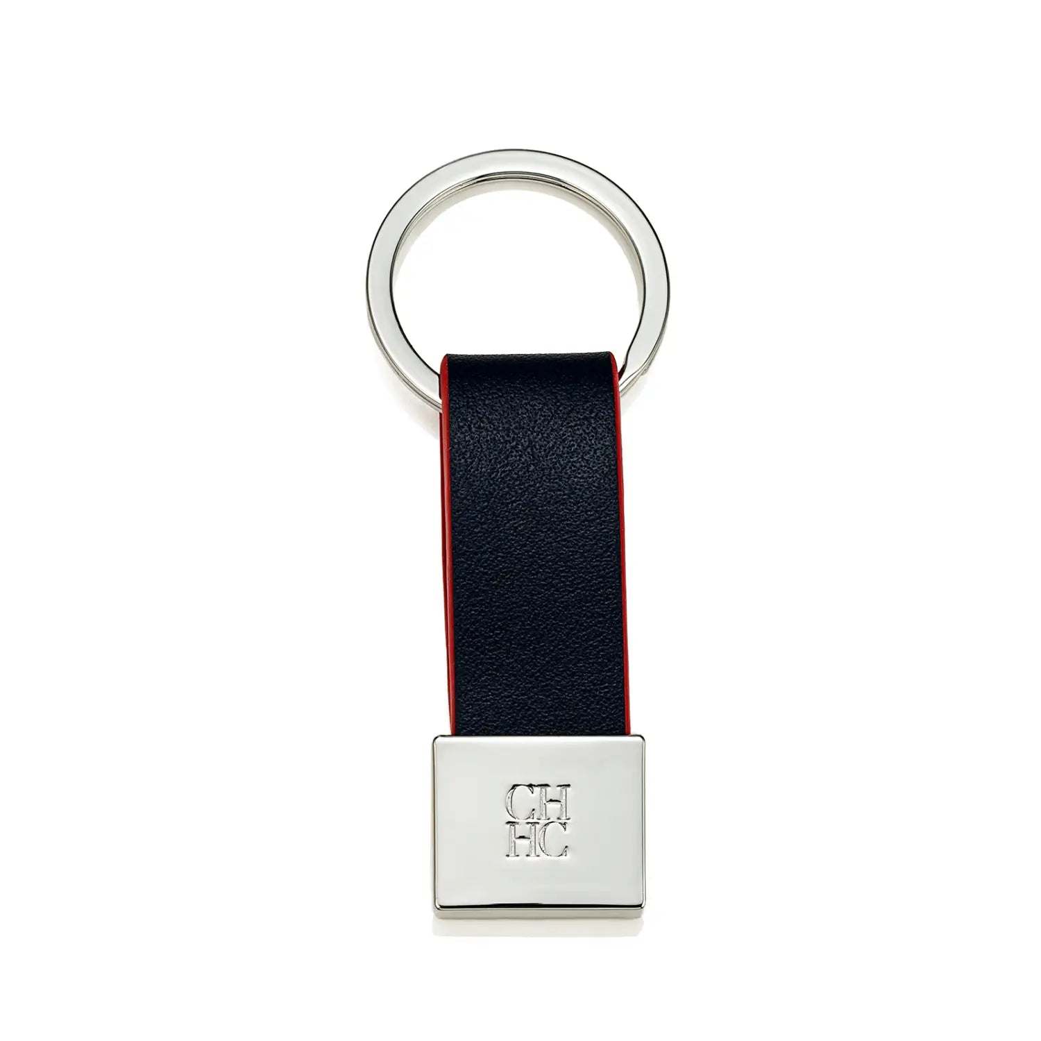 Porta llaves de cuero negro con forro interior rojo y una placa rectangular chapada en plata grabada con ch hc, para un accesorio de equipaje minimalista.