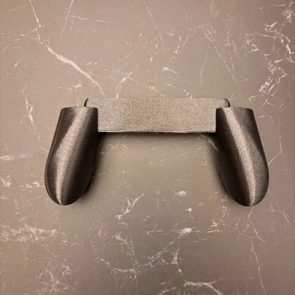 Schwarzer, 3D-gedruckter ergonomischer Griff für Anbernic RG40XX mit texturierter matter Oberfläche und ergonomischen Designkonturen.