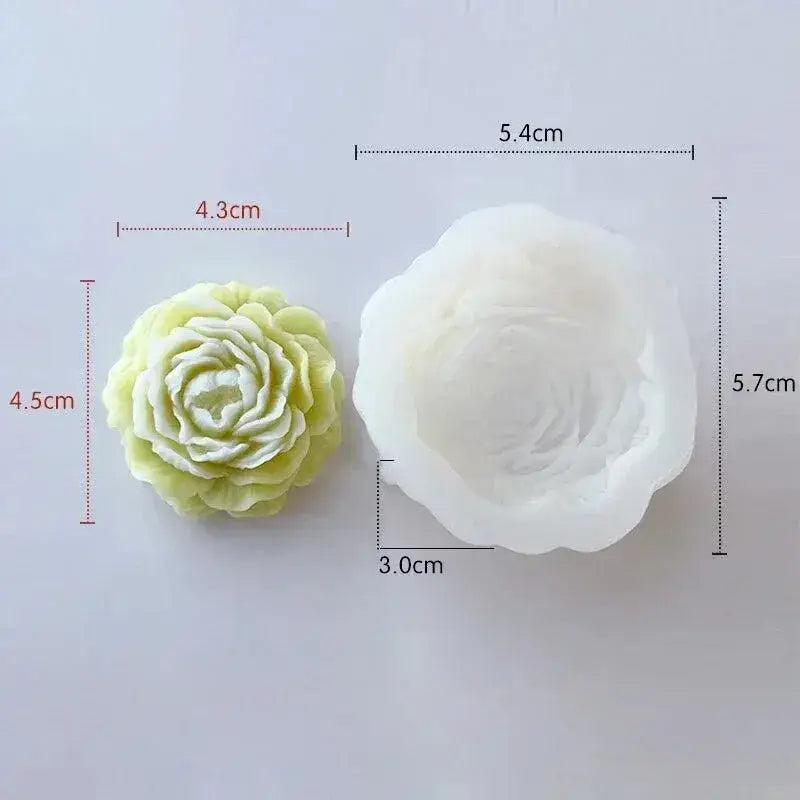 un moule en silicone translucide de couleur blanche, de forme florale, avec un design détaillé des pétales, placé à côté de sa réplique en résine vert clair, pour l’outil DIY en résine pour savon floral, moule en silicone pour bougie de pivoine