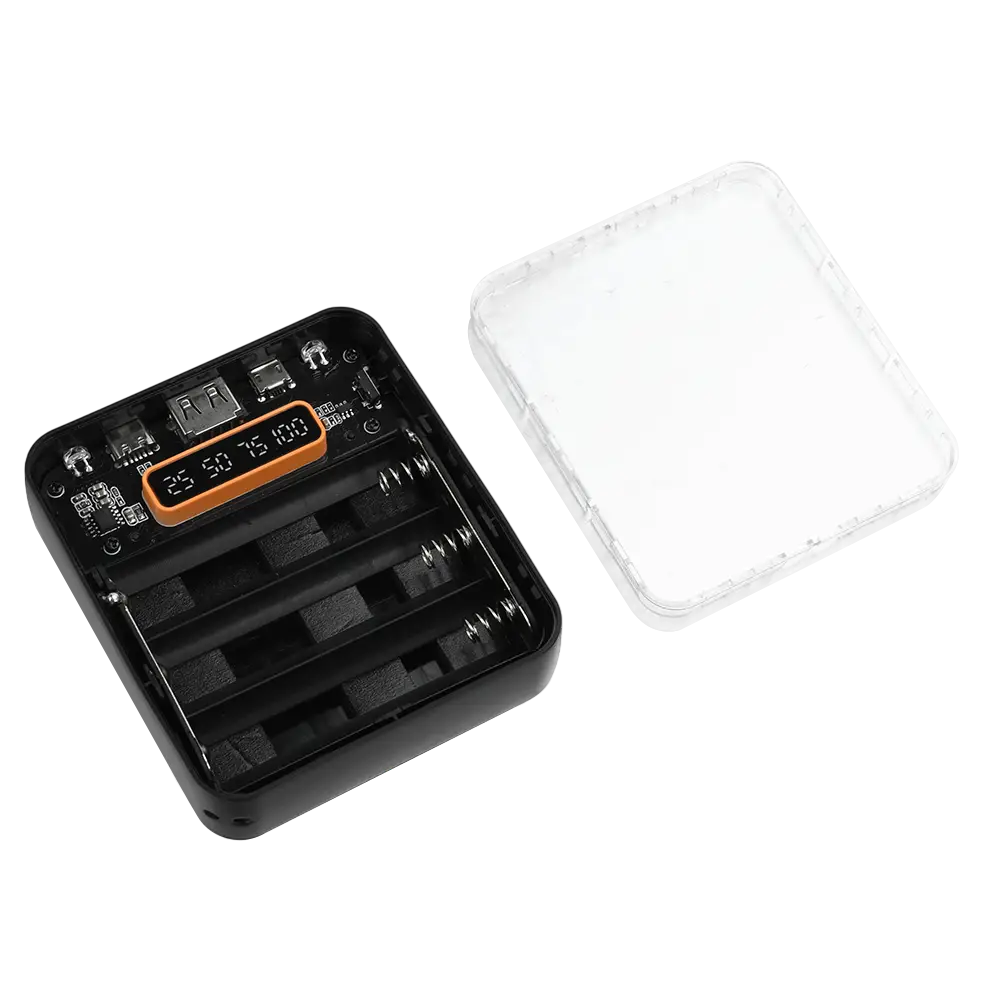 Schwarzes rechteckiges batteriegespeistes LED-Licht mit orangefarbenem Digitaldisplay und vier internen Akkuschächten, die neben seiner transparenten Kunststoffabdeckung in einem transparenten DIY-Powerbank-Gehäuse für 3 flache 18650-Akkus mit Leiterplatte für Mobiltelefone zu sehen sind.