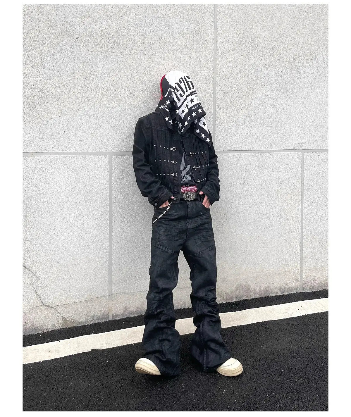 Jeans empilés en denim noir Y2k vintage pour hommes en denim évasé avec une texture délavée et des détails d’estompage subtils.