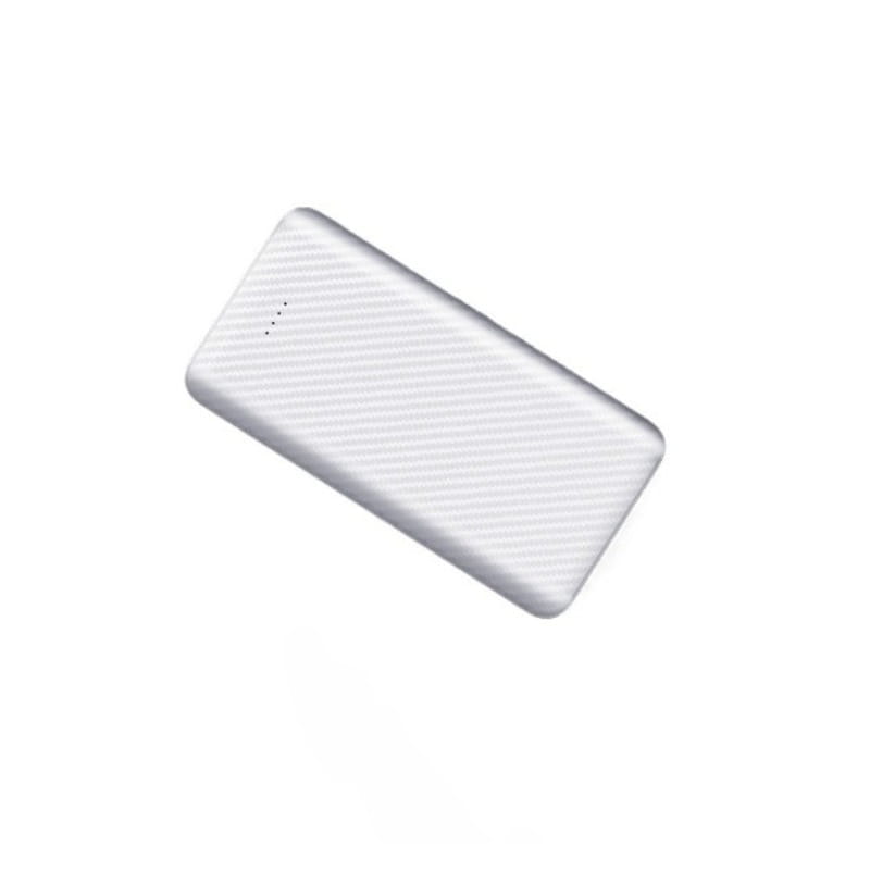 Weiße, rechteckige Carbonfaser-Powerbank für unterwegs mit dezenter diagonaler Riffelstruktur und abgerundeten Kanten sowie zwei USB-Anschlüssen.