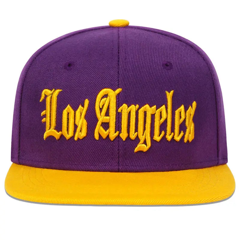 Casquette snapback violette et or avec « los angeles » brodé en écriture jaune sur la partie avant