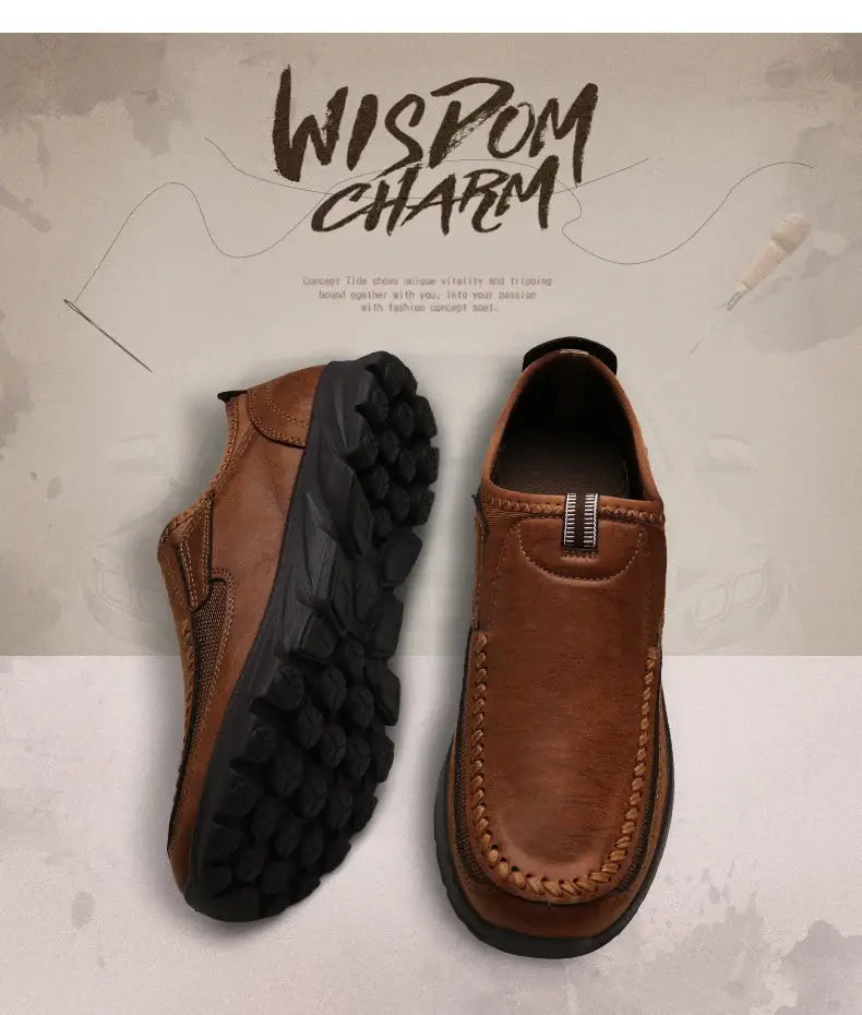 Mocassins homme décontractés en cuir à enfiler en cuir marron, avec semelles en caoutchouc noir et détails cousus.