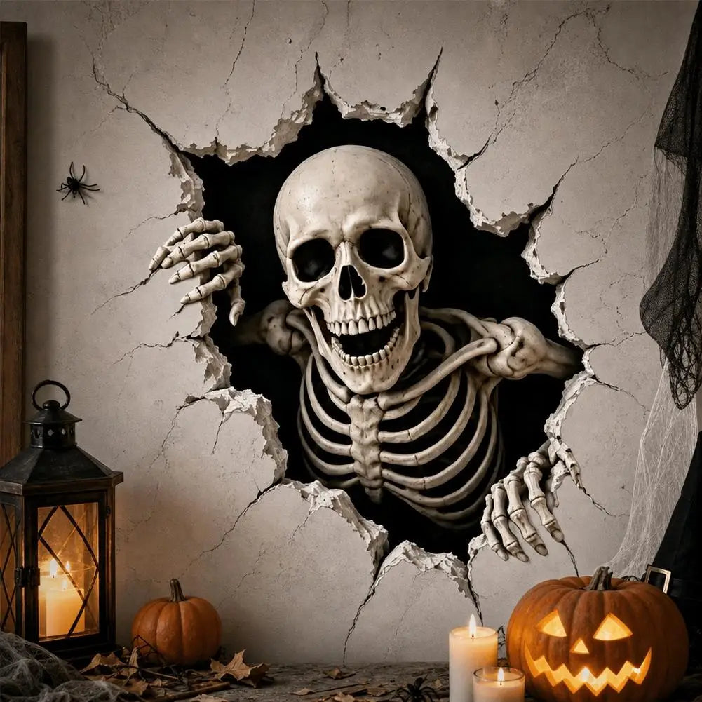 Un squelette blanc détaillé, aux côtes et os visibles, émerge d’un mur fissuré en saisissant les bords d’enduit, sur un autocollant mural 3D pour Halloween en papier.