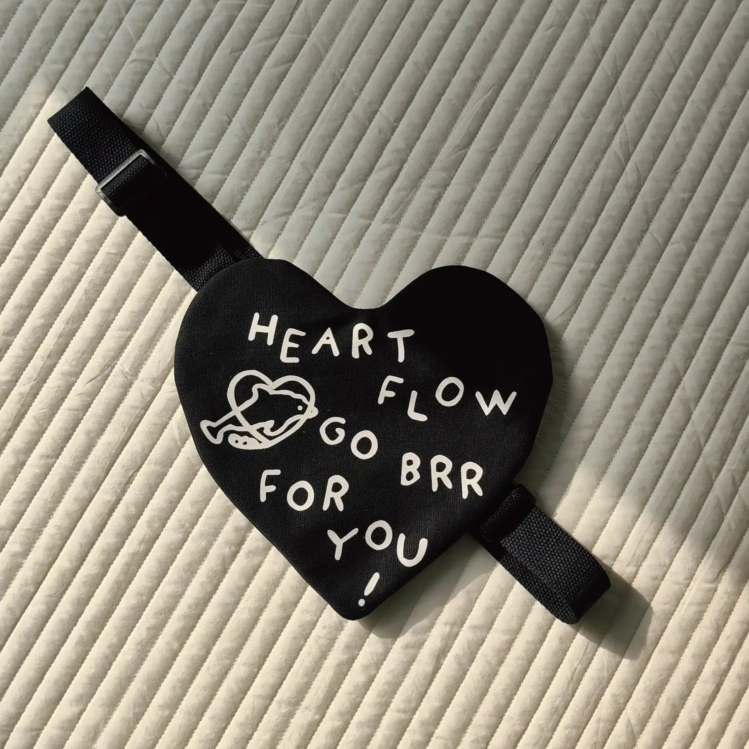 Schwarzes herzförmiges Stoffetui mit weiß besticktem Text und kleinem Herz-Icon, mit verstellbaren schwarzen Trägern für die koreanische Kinder-Umhängetasche mit Herz-Crossbody