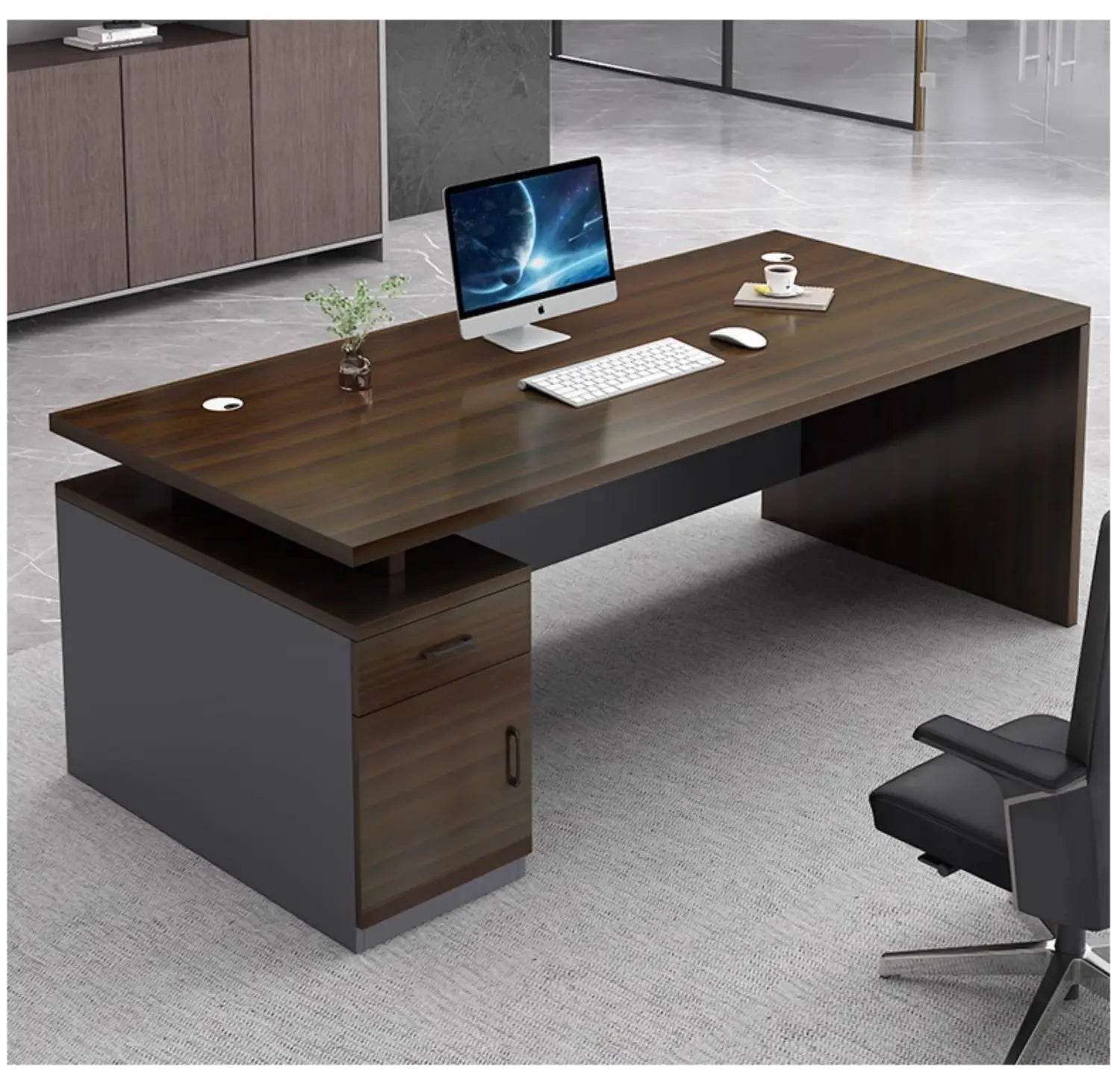 Bureau de travail en bois moderne de couleur bois foncé, avec un design minimaliste élégant et des tiroirs de rangement intégrés.