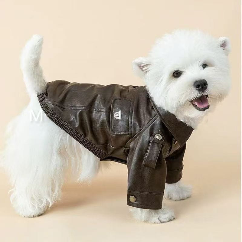Chaqueta cálida para perro de piel sintética marrón con un logotipo bordado pequeño en el bolsillo del pecho
