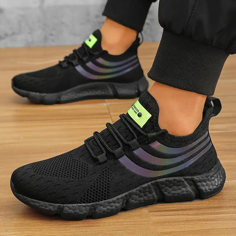 Baskets de sport décontractées en maille respirante pour hommes Zuuban en mesh noir avec des accents vert néon et des bandes iridescentes.