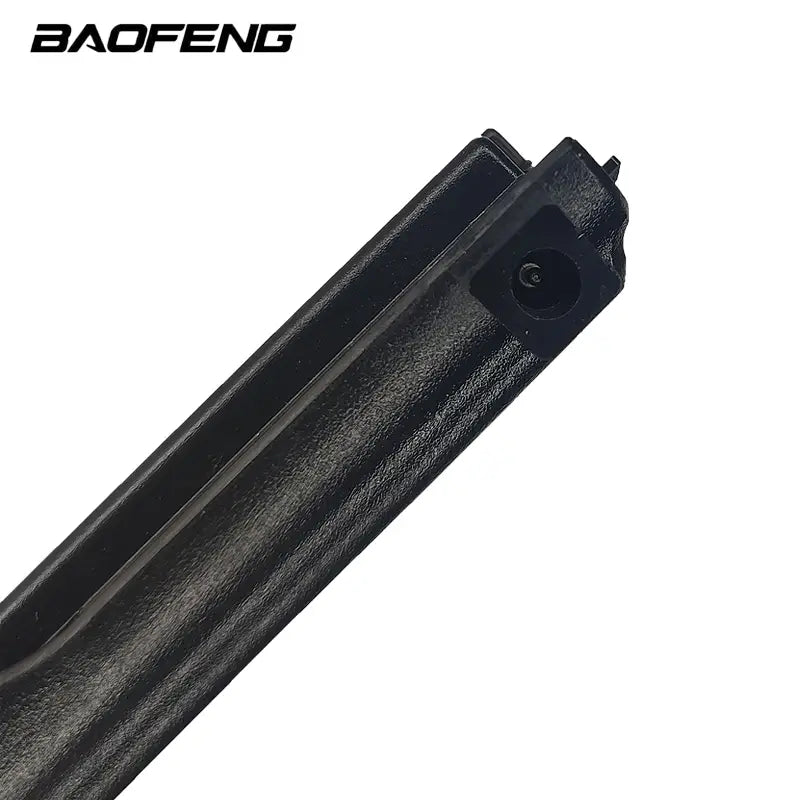 Schwarze Baofeng-UV-10R-Funkgerät-Akkufach-Abdeckung mit strukturierter Oberfläche und geformtem Kunststoffdesign für den UV-10R-Akku 4800 mAh USB, dargestellt von der Rückseite.