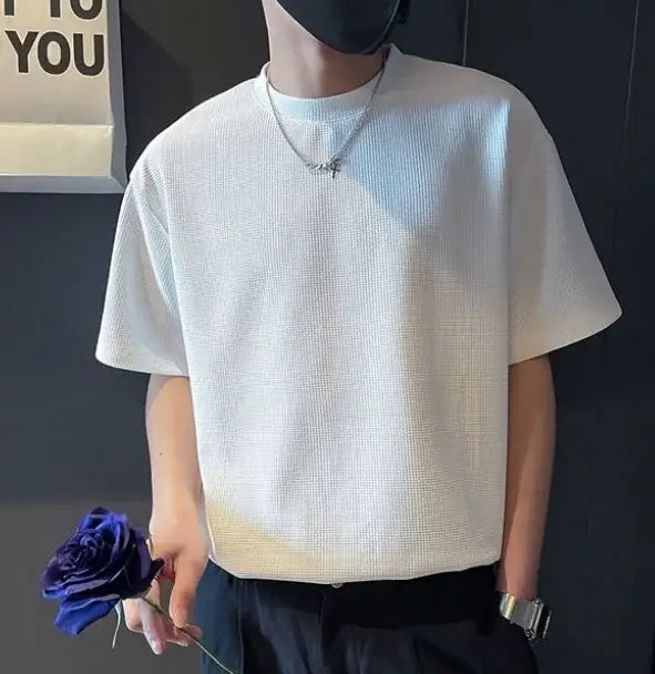 T-shirt blanc à manches courtes et col ras du cou en maille côtelée pour homme, présentant un motif texturé.