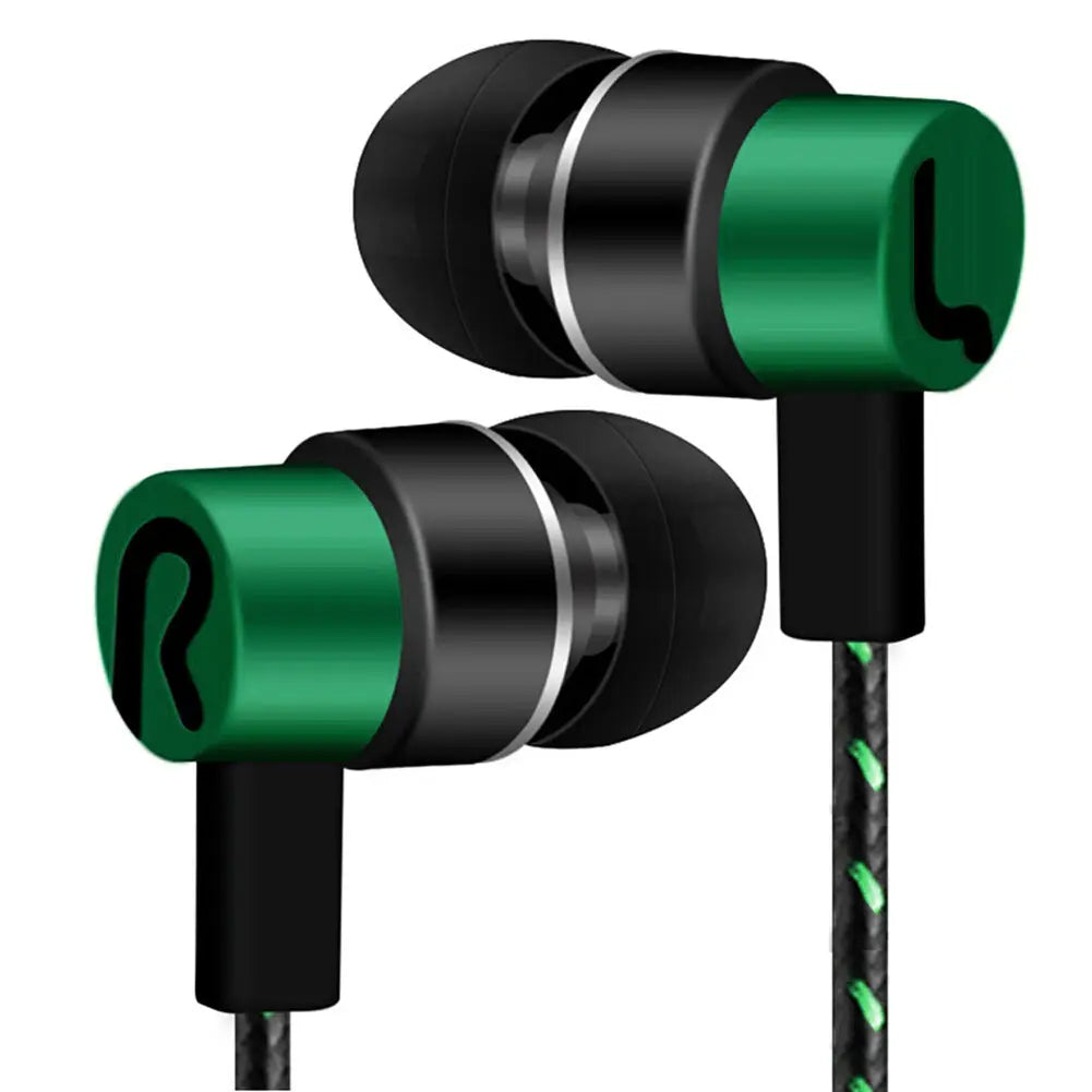 Grün-schwarze Bass-Stereo-Ohrhörer mit eleganter metallischer Oberfläche und Markierungen für L und R auf den Ohrhörergehäusen mit 3,5-mm-Klinkenstecker