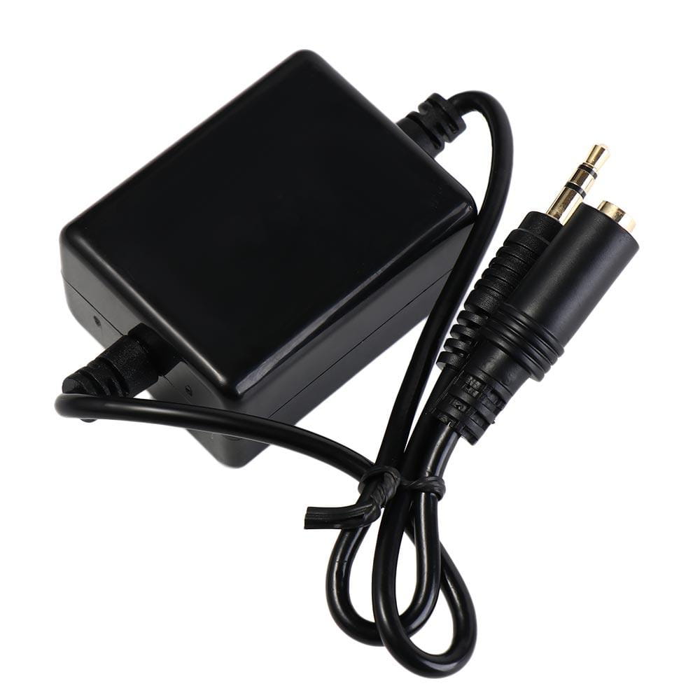 Schwarzer rechteckiger Erdschleifen-Störunterdrücker-Netzadapter, mit gewendeltem schwarzem Kabel und zwei 3,5-mm-Audio-Steckbuchsen mit vergoldeten Spitzen, ausgelegt als 3,5-mm-Audiofilter.