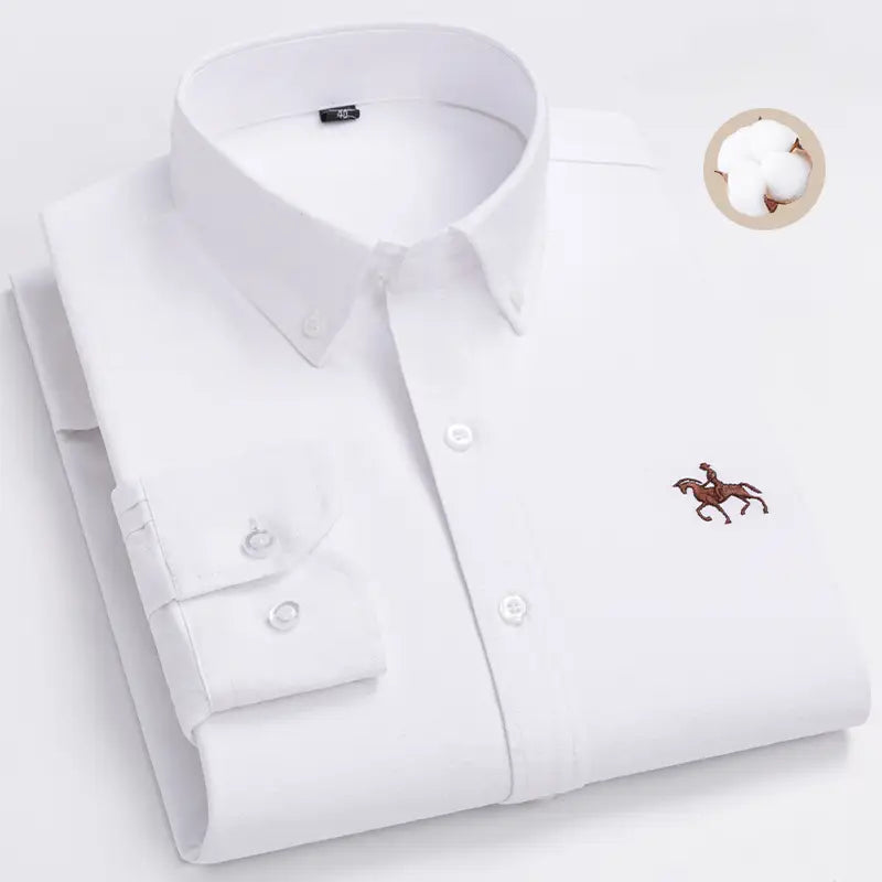 Chemise pour homme en oxford à coupe ajustée 100 % coton en blanc, à manches longues, avec un discret logo de joueur de polo marron brodé sur la poitrine.