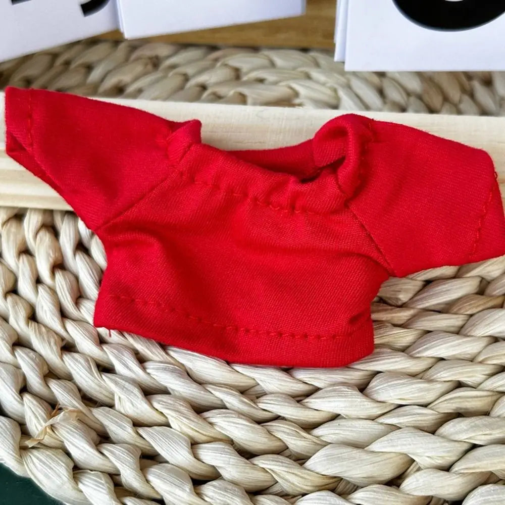 柔らかな生地で作られ、10cmの小さなドール用としてデザインされた、鮮やかな赤の半袖コットンTシャツ。